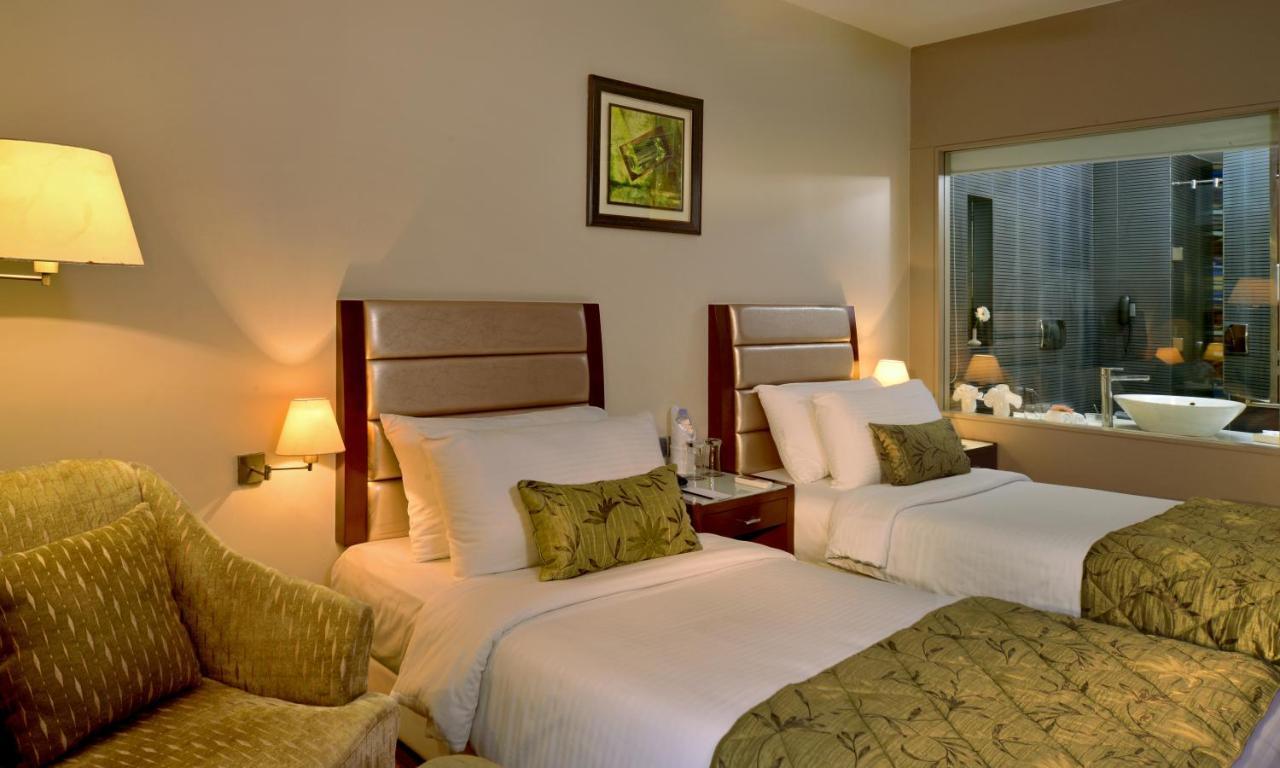 The Corinthians Resort And Club Pune Eksteriør billede A room at the Taj Bengal