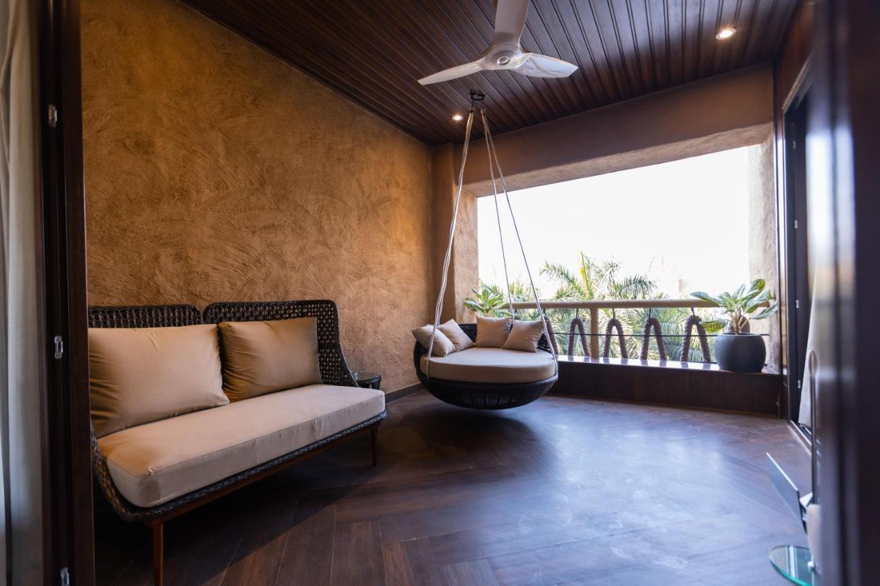 The Corinthians Resort And Club Pune Eksteriør billede A balcony with a swing