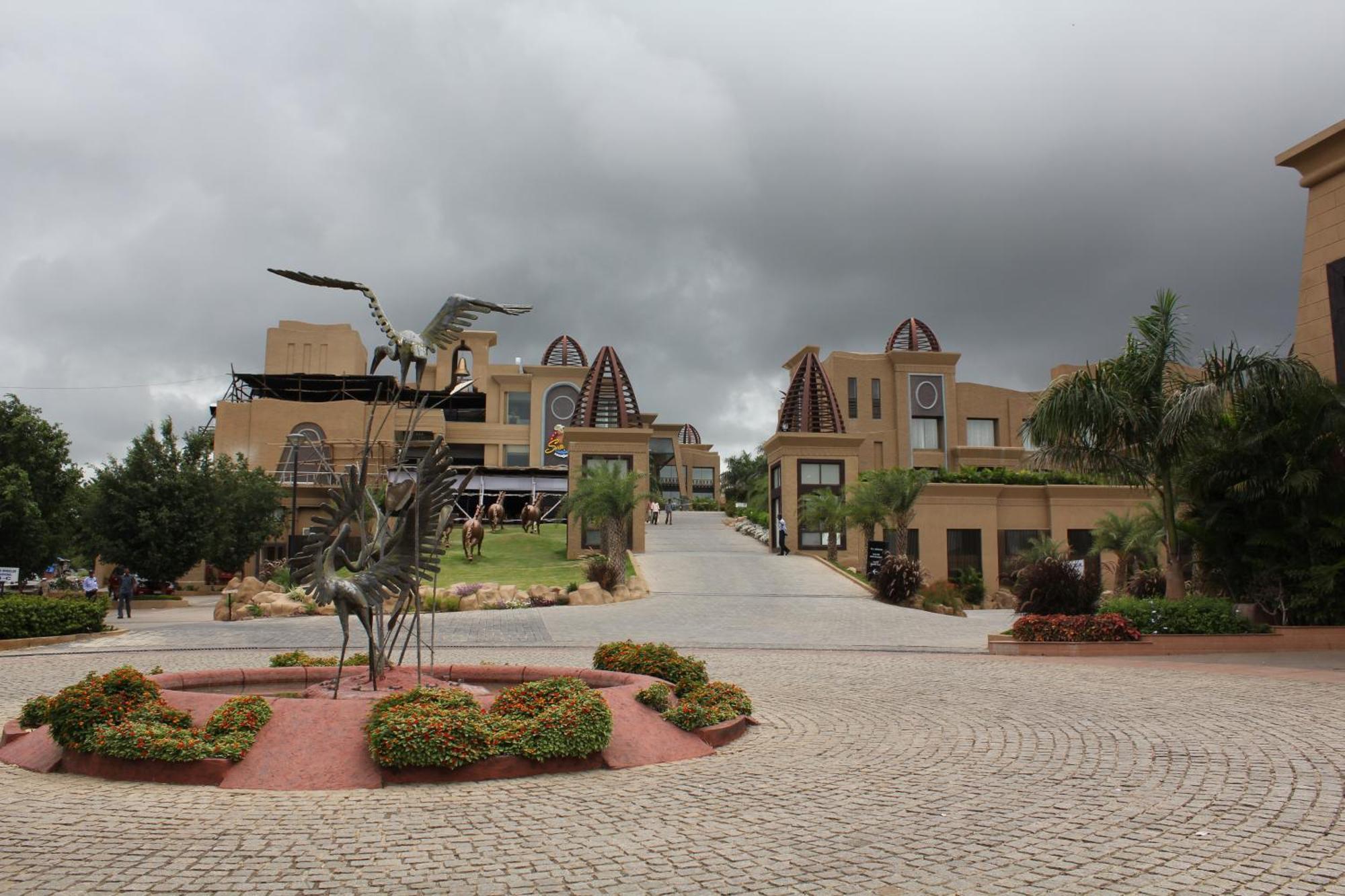 The Corinthians Resort And Club Pune Eksteriør billede The Pearl Resort