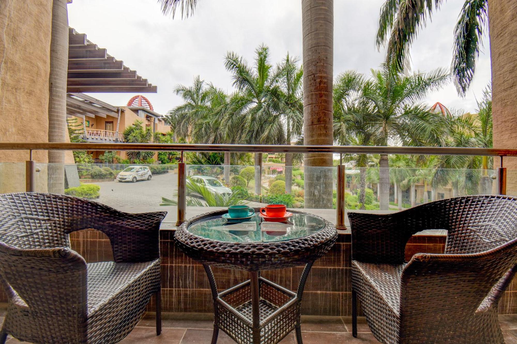 The Corinthians Resort And Club Pune Eksteriør billede A balcony in a hotel