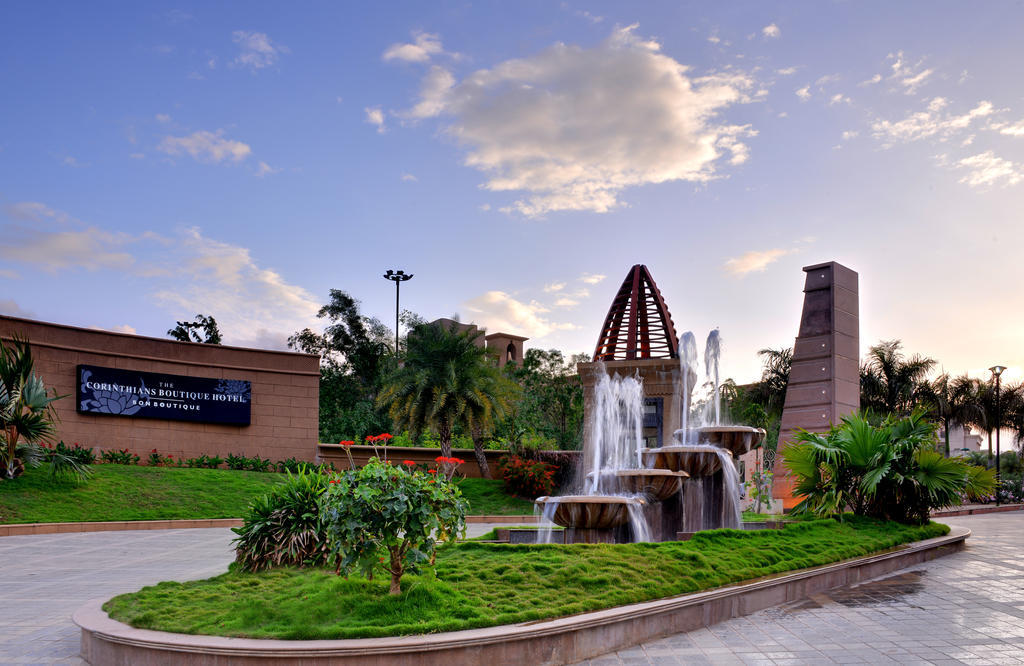 The Corinthians Resort And Club Pune Eksteriør billede Fountain at the entrance of the hotel